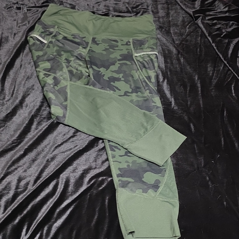 Active Life Women's Green Camouflage Capris